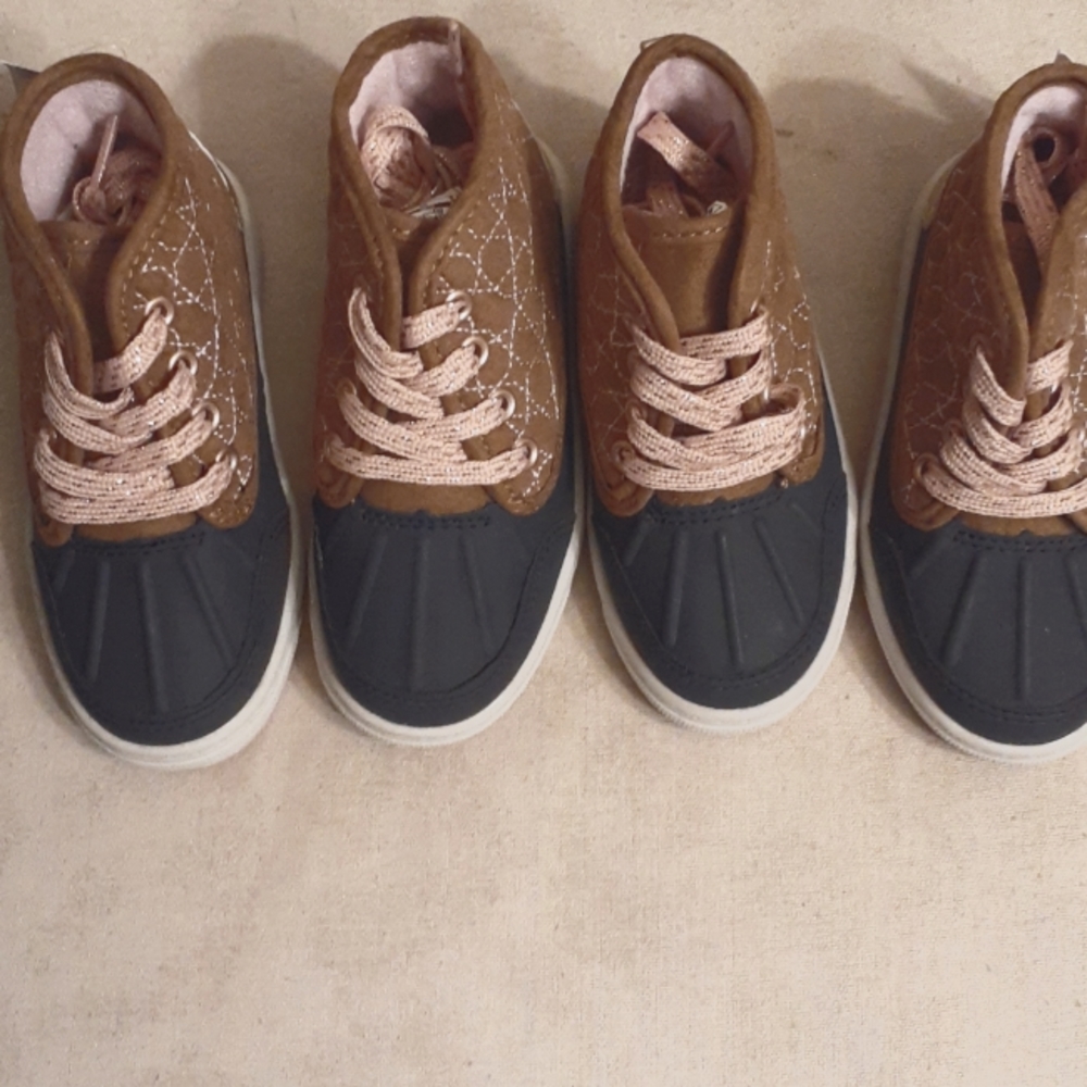 OSHKOSH B'GOSH SHOES NWT 7 or 8